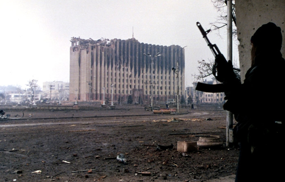 לוחם צ'צ'ני ליד ארמון הנשיאות בגרוזני, ינואר 1995   מקור: ויקיפדיה (מיכאיל אבסטאפייב)