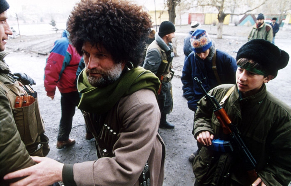 קבוצה של לוחמים צ'צ'נים בגרוזני, ינואר 1995   מקור: ויקיפדיה (מיכאיל אבסטאפייב)