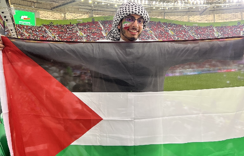 אוהד של נבחרת איראן מניף את הדגל הפלסטיני   מקור: ויקיפדיה (סטנדרד ווייל)