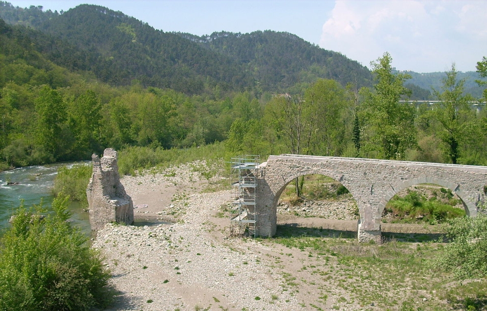 שרידי הגשר הרומי בערוץ נהר וארה   מקור: ויקיפדיה (דווידה פאפאליני)