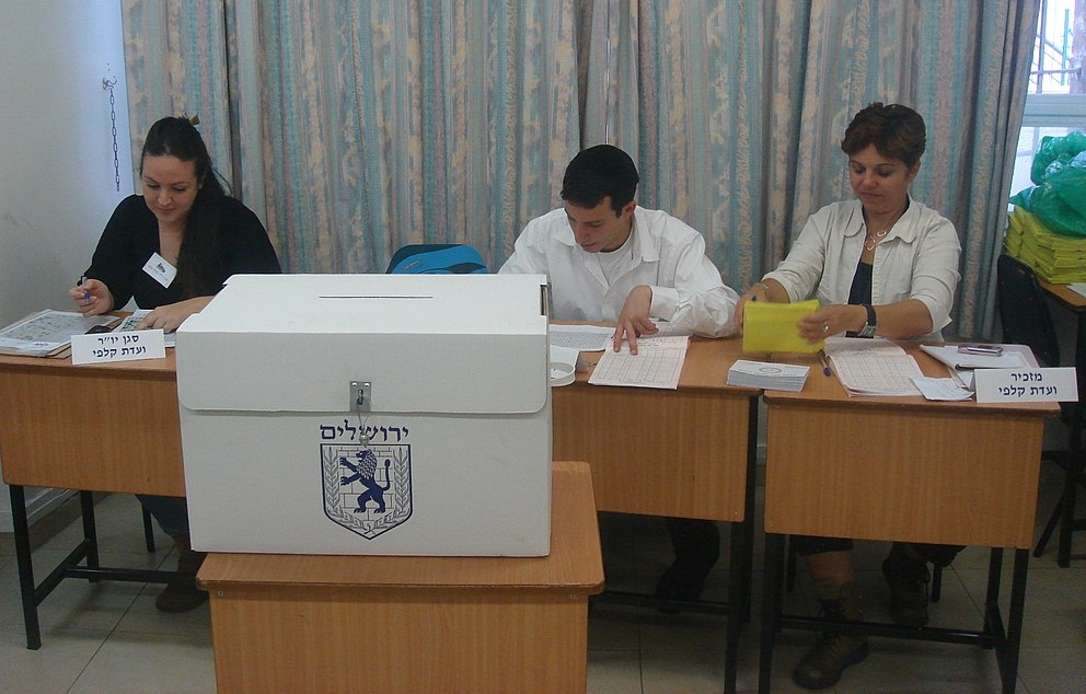 ועדת קלפי בבחירות לרשויות המקומיות בישראל   מקור: ויקיפדיה (צילמתי)