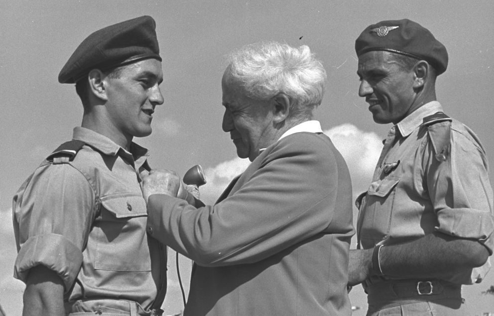 ראש הממשלה דוד בן גוריון מעניק כנפי טיסה למסיים קורס טיס ב-10 באוגוסט 1950   מקור: ויקיפדיה