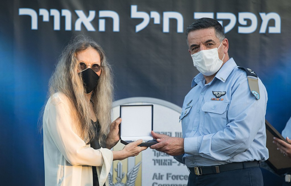 Bracha Lichtenberg Ettinger receives a medal of appreciation from Amikam Norkin Shira Ben Tal