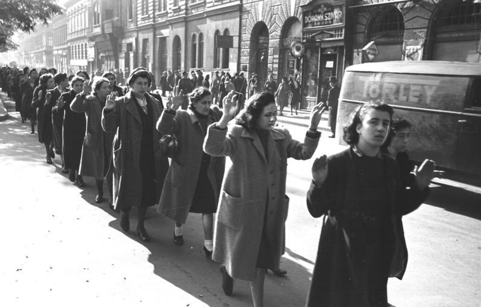 Captured Jewish women Budapest October 1944 General Federal Archives