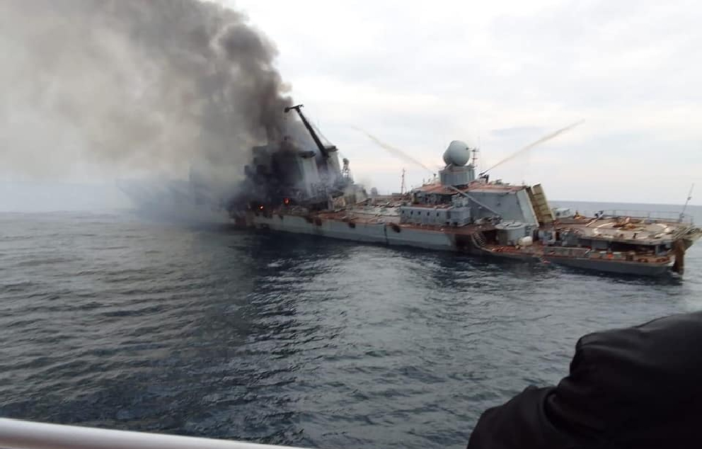 סיירת הטילים "מוסקבה" אחרי שנפגעה, בוקר ה-14 באפריל   מקור: ויקיפדיה (אולקסנדררהט)