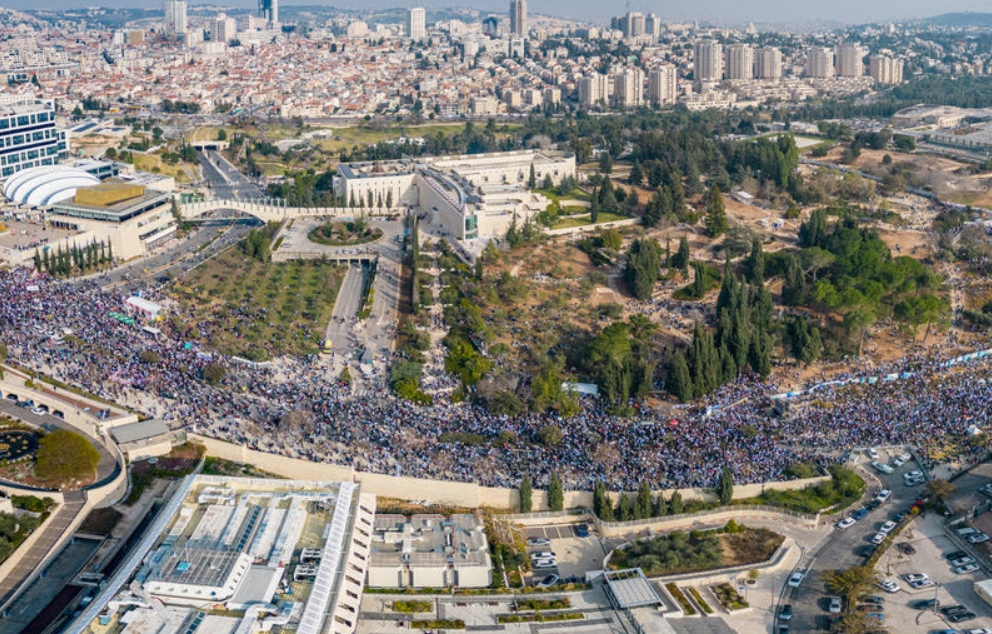 הפגנה נגד הרפורמה המשפטית סמוך לבית המשפט העליון, פברואר 2023   מקור: ויקיפדיה (אמיר טרקל)