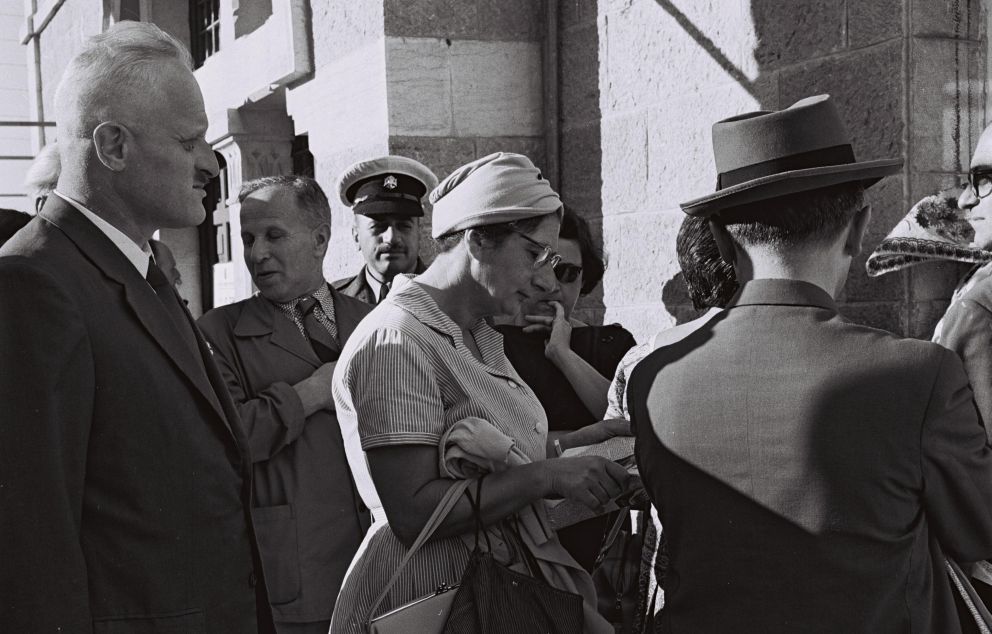 שופט בית המשפט העליון יואל זוסמן (משמאל) עומד בתור כדי להצביע בבחירות לכנסת הרביעית, 1959   מקור: לע"מ (פריץ כהן)