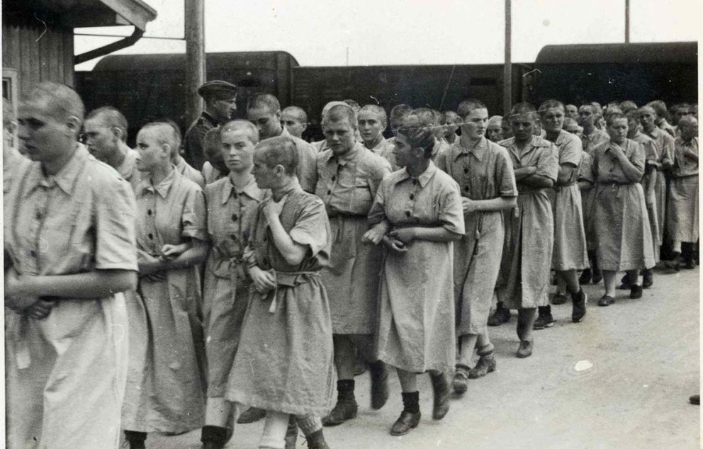 אסירות יהודיות בבירקנאו (אושוויץ II), 1944   מקור: ויקיפדיה