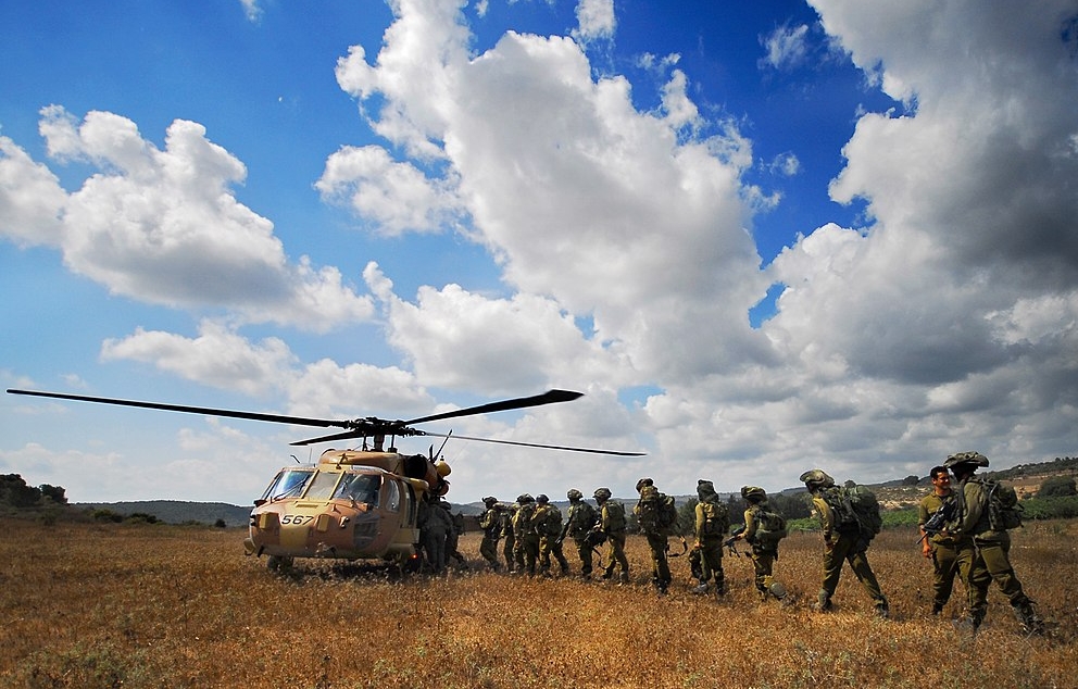 לוחמי חי"ר עולים למסוק "בלאק הוק" במהלך אימון משולב של חטיבת גולני וחיל האוויר   מקור: ויקיפדיה (דובר צה"ל