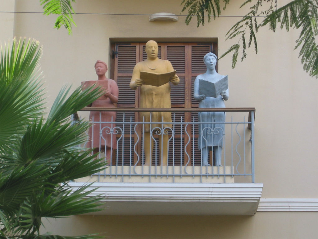 House in Sderot Rotshield Tel Aviv with the statue choir Ofra Zimbalista 1996 body casts aluminum pigment Sambach