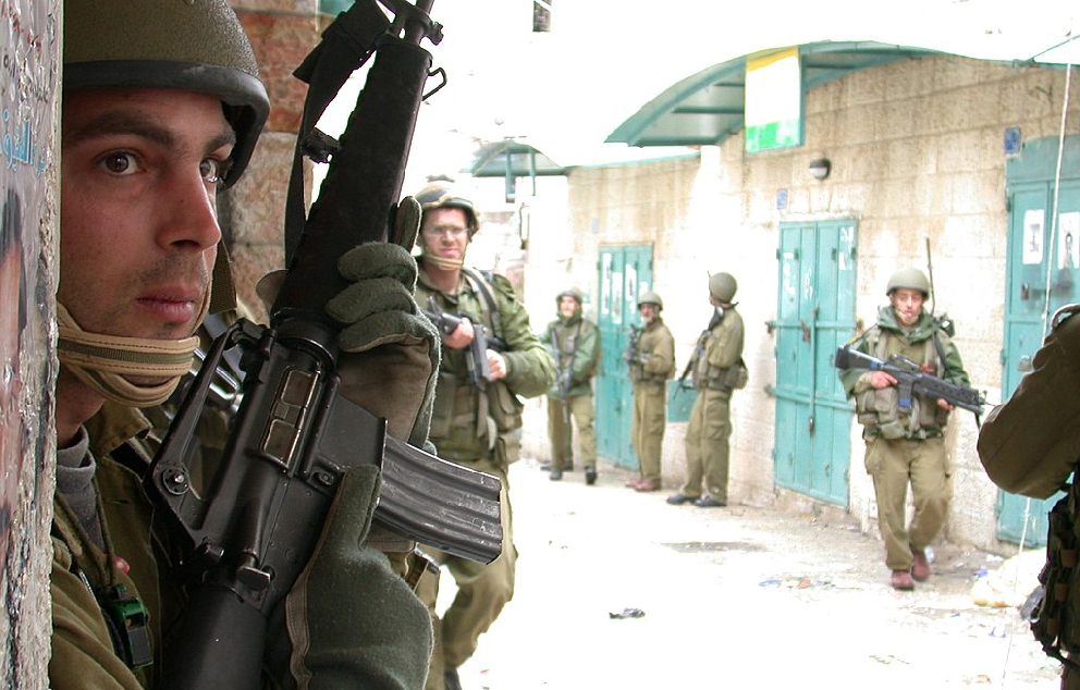 חיילי צה"ל ברחובות בית לחם, מבצע "חומת מגן", 3 באפריל 2002   מקור: דובר צה"ל (עופר יזהר)