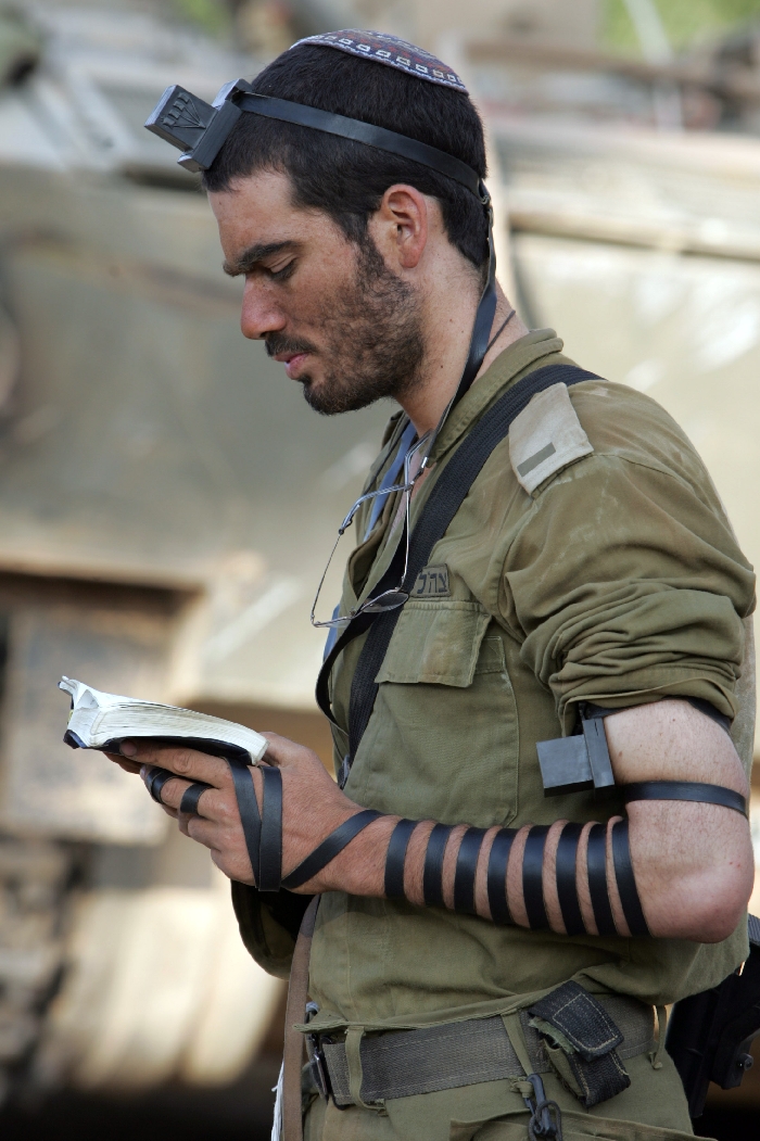 IDF soldier put on tefillin