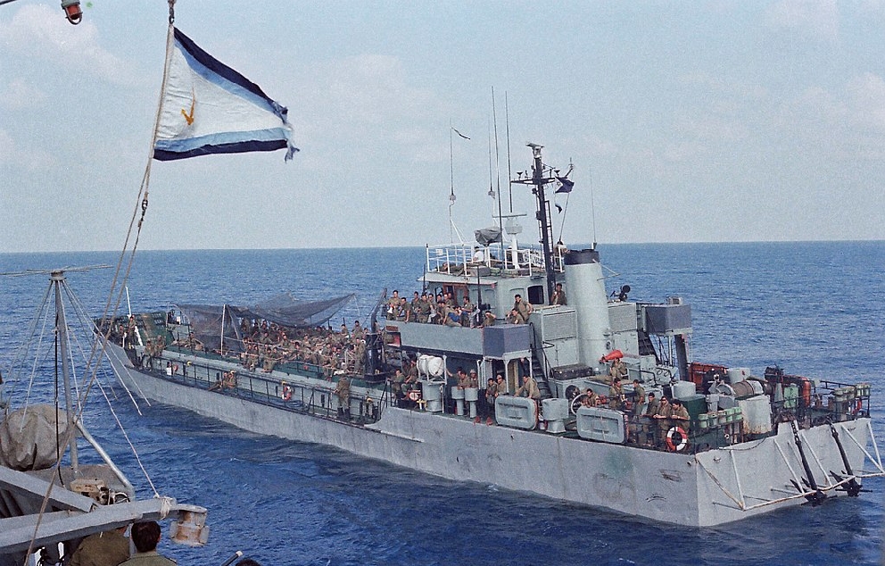 הנחתת אח"י בת שבע בהפלגה לקראת ההנחתה הראשונה במלחמת לבנון הראשונה, 1982   מקור: ויקיפדיה (יוסי בן חנן)