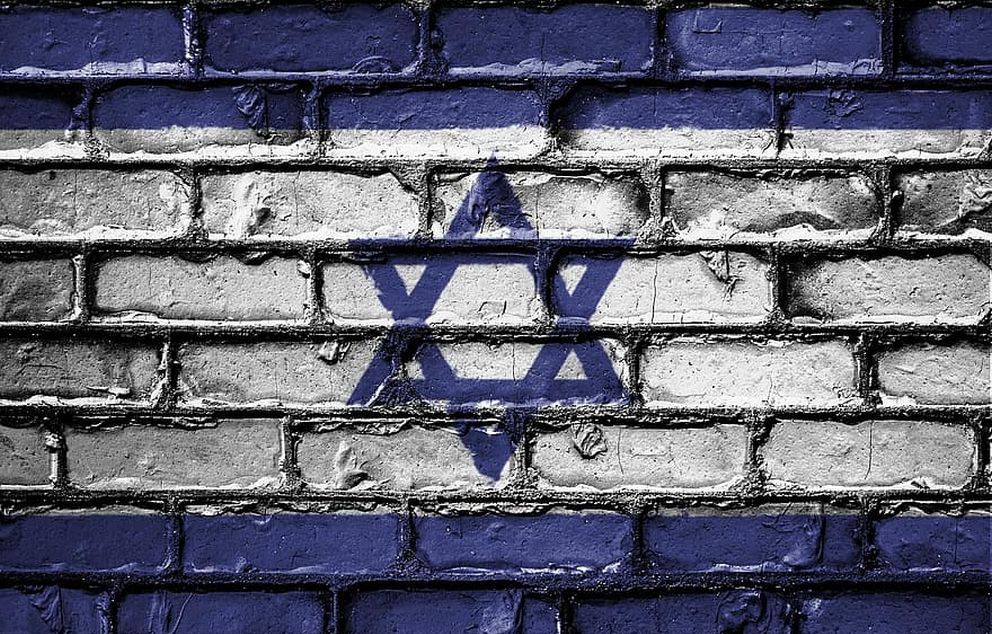 דגל ישראל על קיר לבנים   מקור: פיקיסט