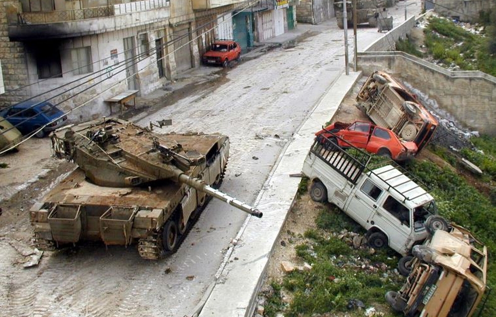 טנק ישראלי בקרב בג'נין, 2002   מקור: ויקיפדיה (דובר צה"ל)