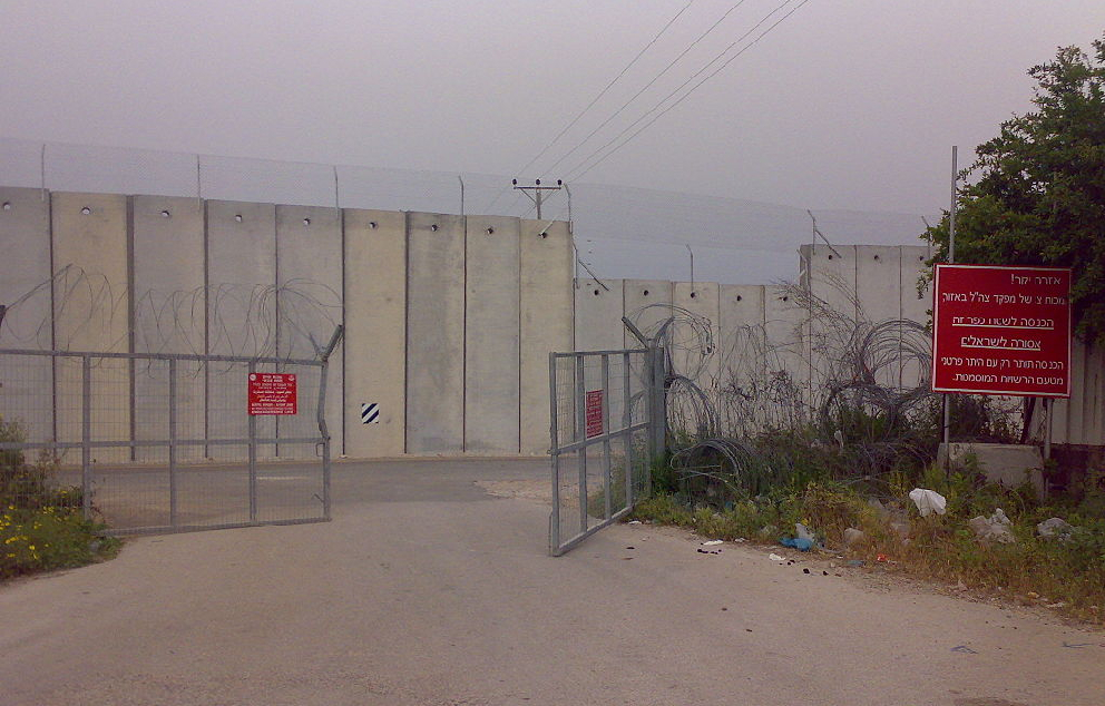 גדר ההפרדה ליד באקה אל-גרבייה, 2007   מקור: ויקיפדיה