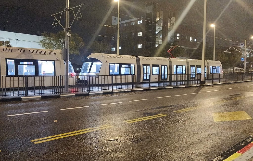 נסיעת מבחן לילית של הרכבת הקלה בפתח תקווה, 2022   מקור: ויקיפדיה (רועי שם טוב)