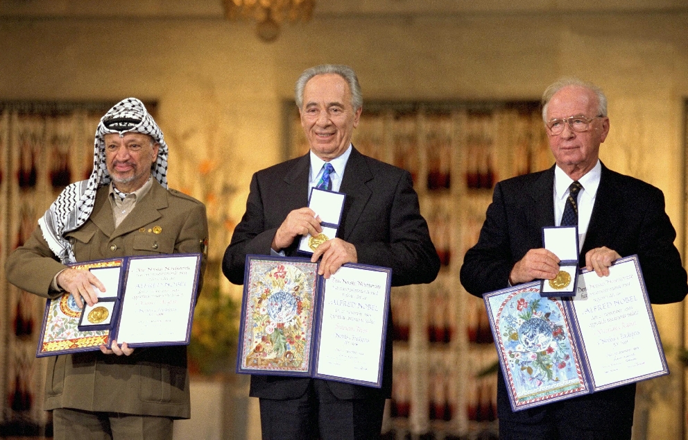 יצחק רבין, שמעון פרס ויאסר ערפאת מקבלים את פרס נובל לשלום בעקבות הסכמי אוסלו  מקור: ויקיפידה