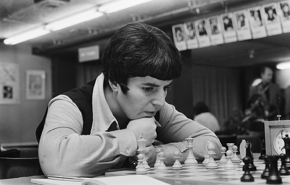 נונה גפרינדשווילי בטורניר שחמט, 1975   מקור: ויקיפדיה (הנס פיטרס / אנפו)