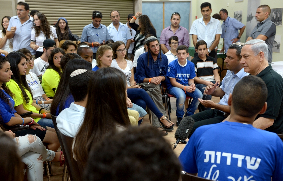 ראש הממשלה בנימין נתניהו מבקר בעיר שדרות במהלך מבצע צוק איתן   מקור: לע"מ (אבי אוחיון)