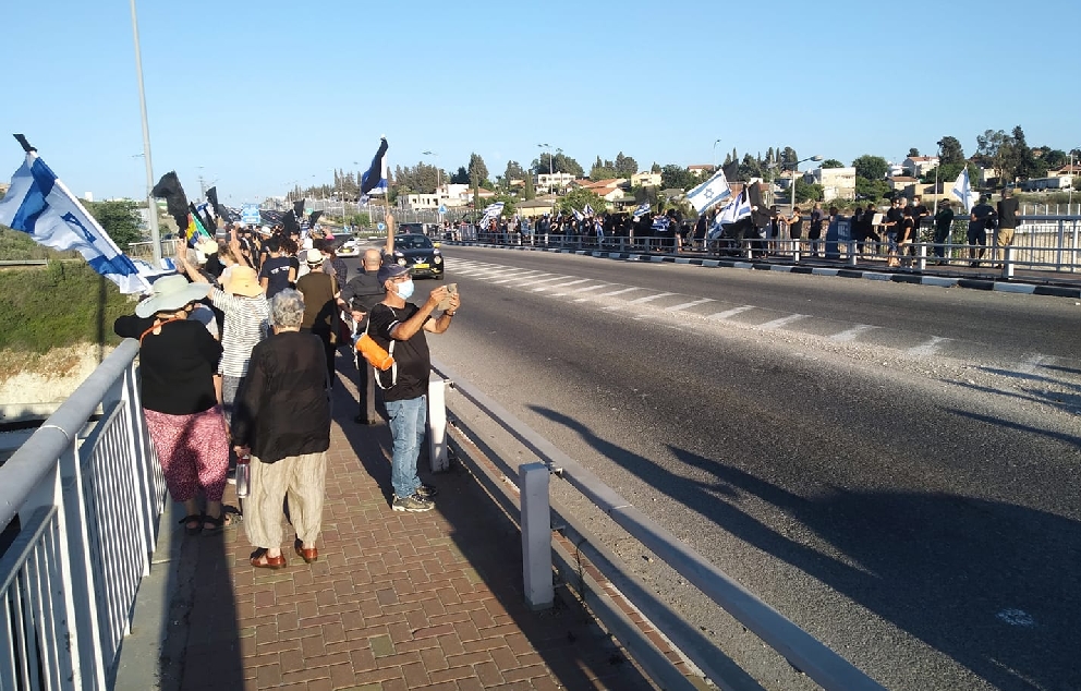 "מחאת הגשרים" גשר מחלף אליקים   מקור: ויקיפדיה