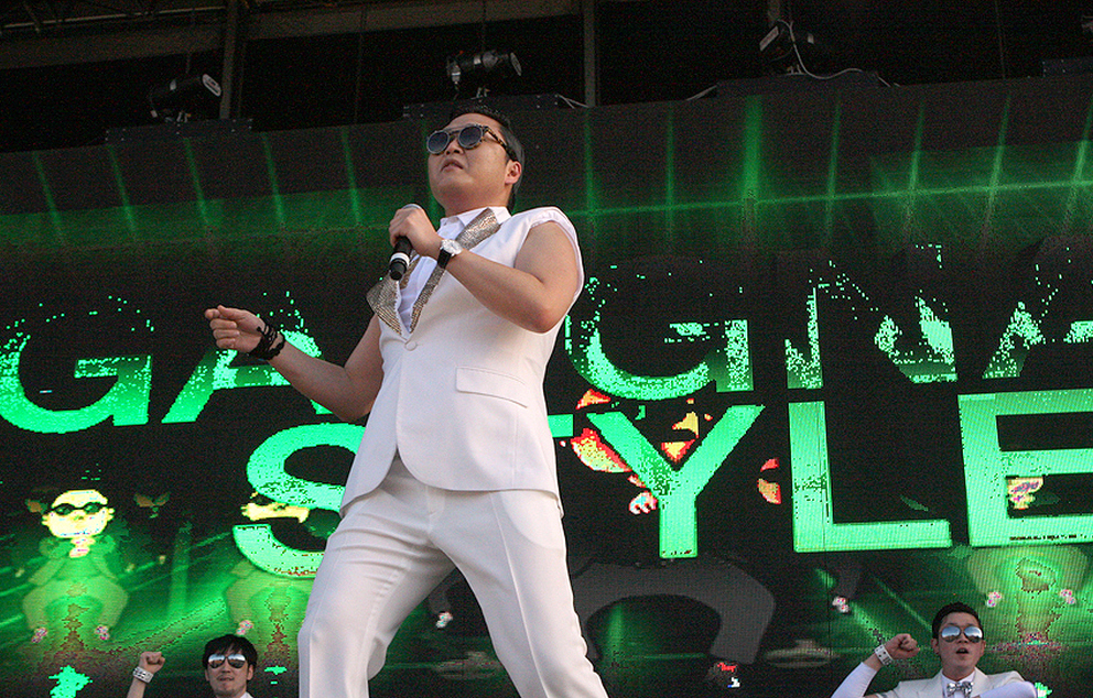 סיי מבצע את "גנגנם סטייל", 2013   מקור: ויקיפדיה (אווה רינלדי)