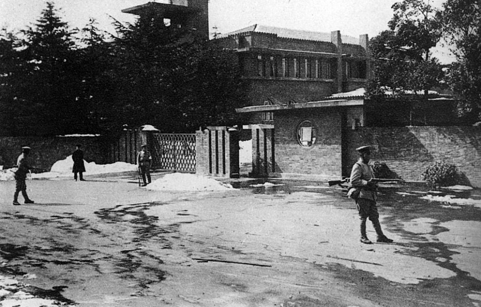 חיילים מורדים מחוץ למעון ראש הממשלה היפני, 26 בפברואר 1936   מקור: ויקיפדיה