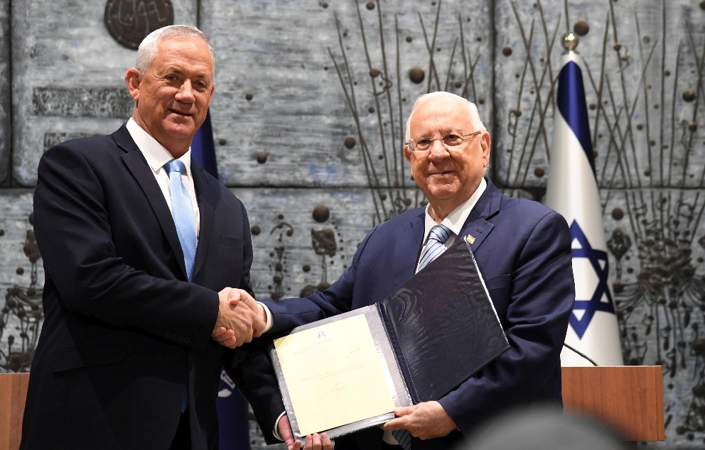 נשיא המדינה ראובן ריבלין מטיל את מלאכת הרכבת הממשלה ה-35 על בני גנץ, 23 באוקטובר 2019   מקור: ויקיפדיה