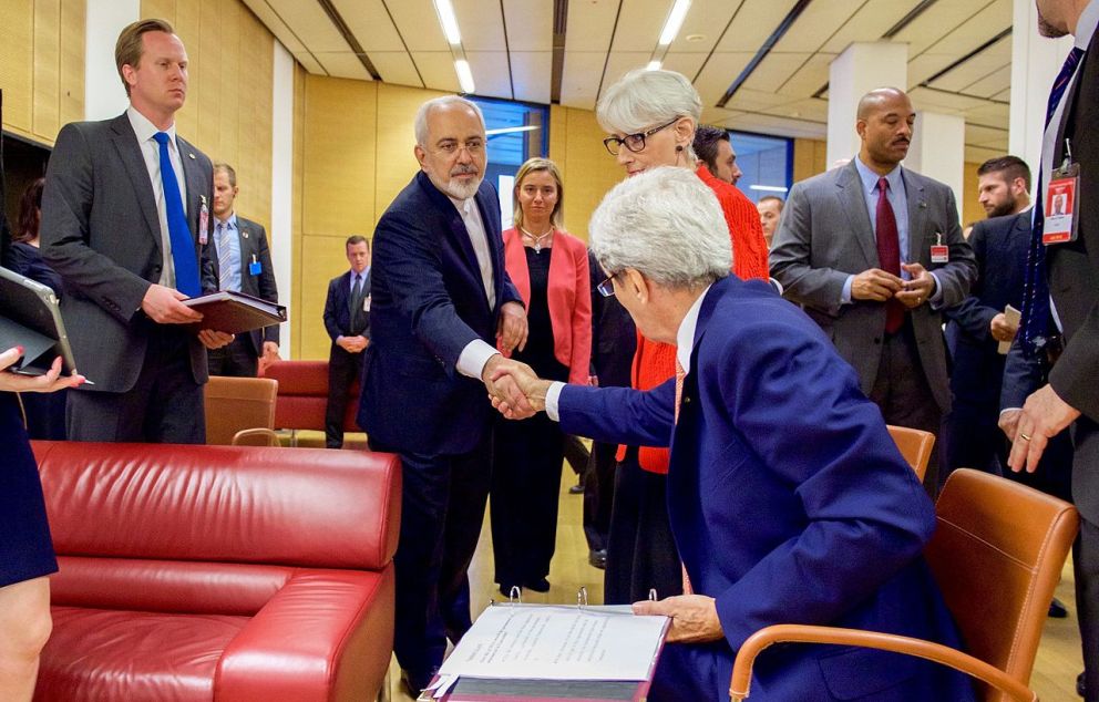 Secretary Kerry shakes hands with minister Zarif 2015