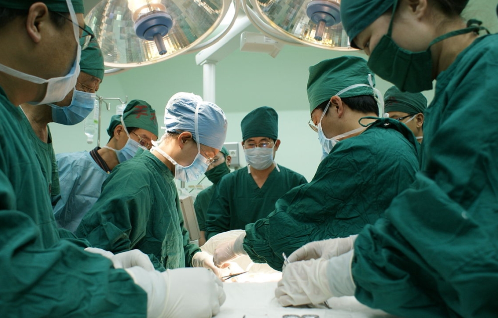 סטודנטים מסייעים בניתוח בבית חולים אוניברסיטאי בסין   מקור: ויקיפדיה (סי. אמ. אס. אר. סי)