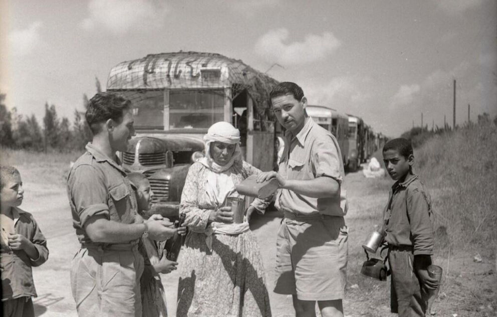 חייל נותן מים לאישה   מקור: ארכיון המדינה (אוסף בנו רותנברג)