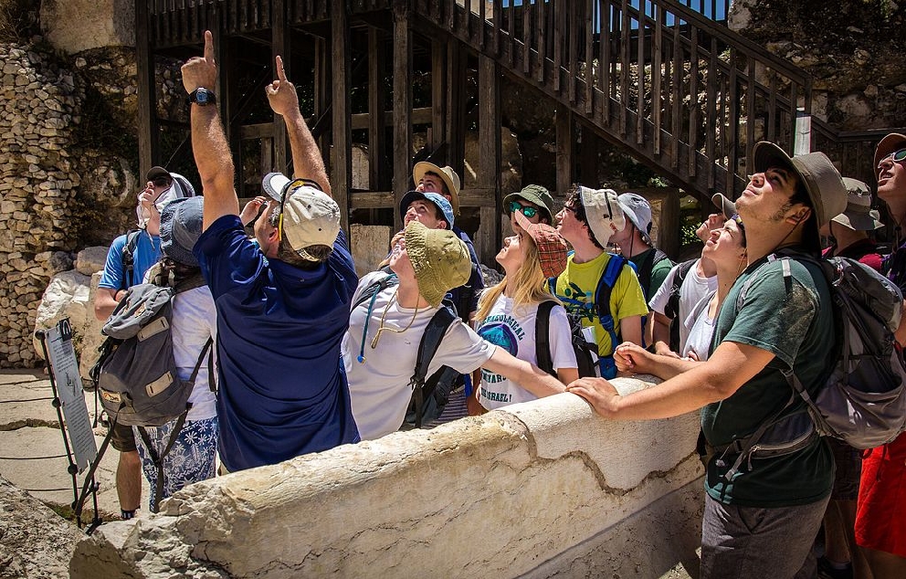 תיירים בקשת רובינסון   מקור: ויקיפדיה (ניס 101)