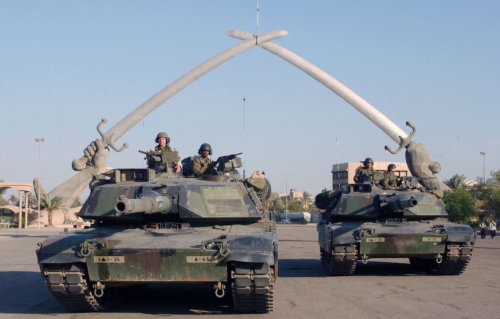 US soldiers at the Hands of Victory monument in Baghdad