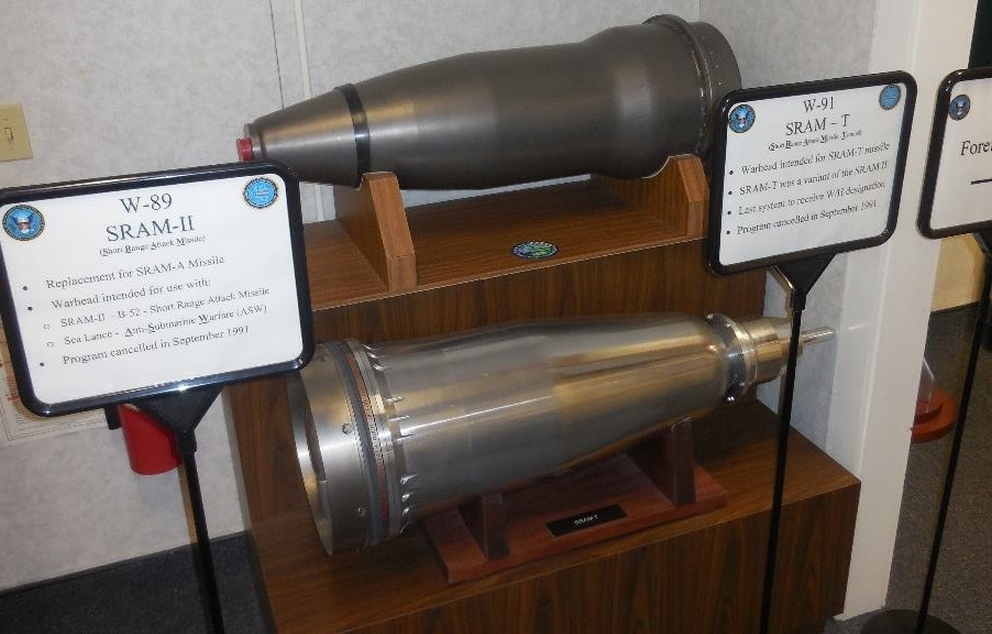 ראשי נפץ תרמוגרעיניים W89 ו-W91 של ארצות הברית   מקור: ויקיפדיה (מוזיאון ההדרכה לנשק גרעיני, בסיס חיל האוויר קירטלנד)